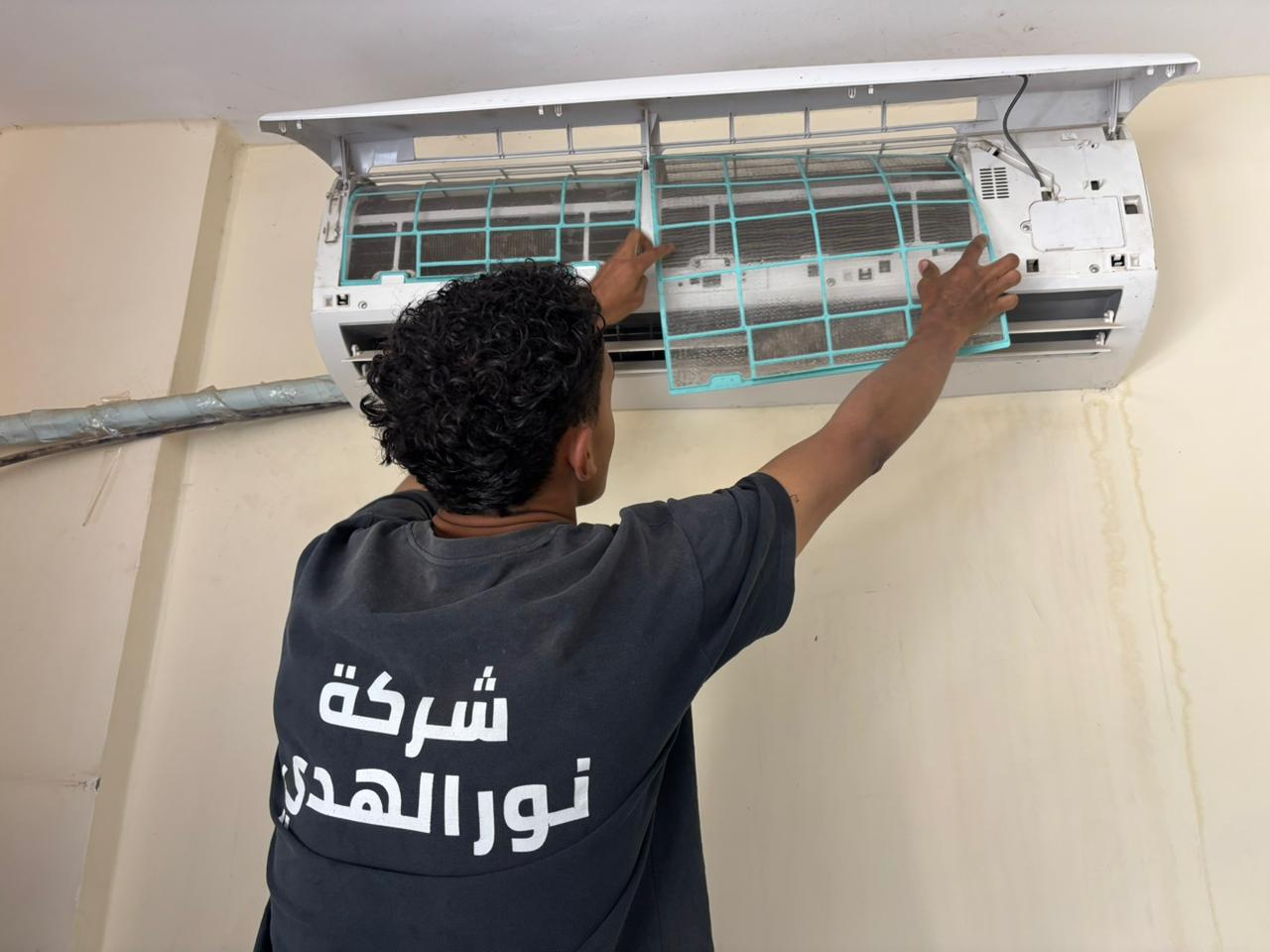 فني نور الهدى أثناء العمل